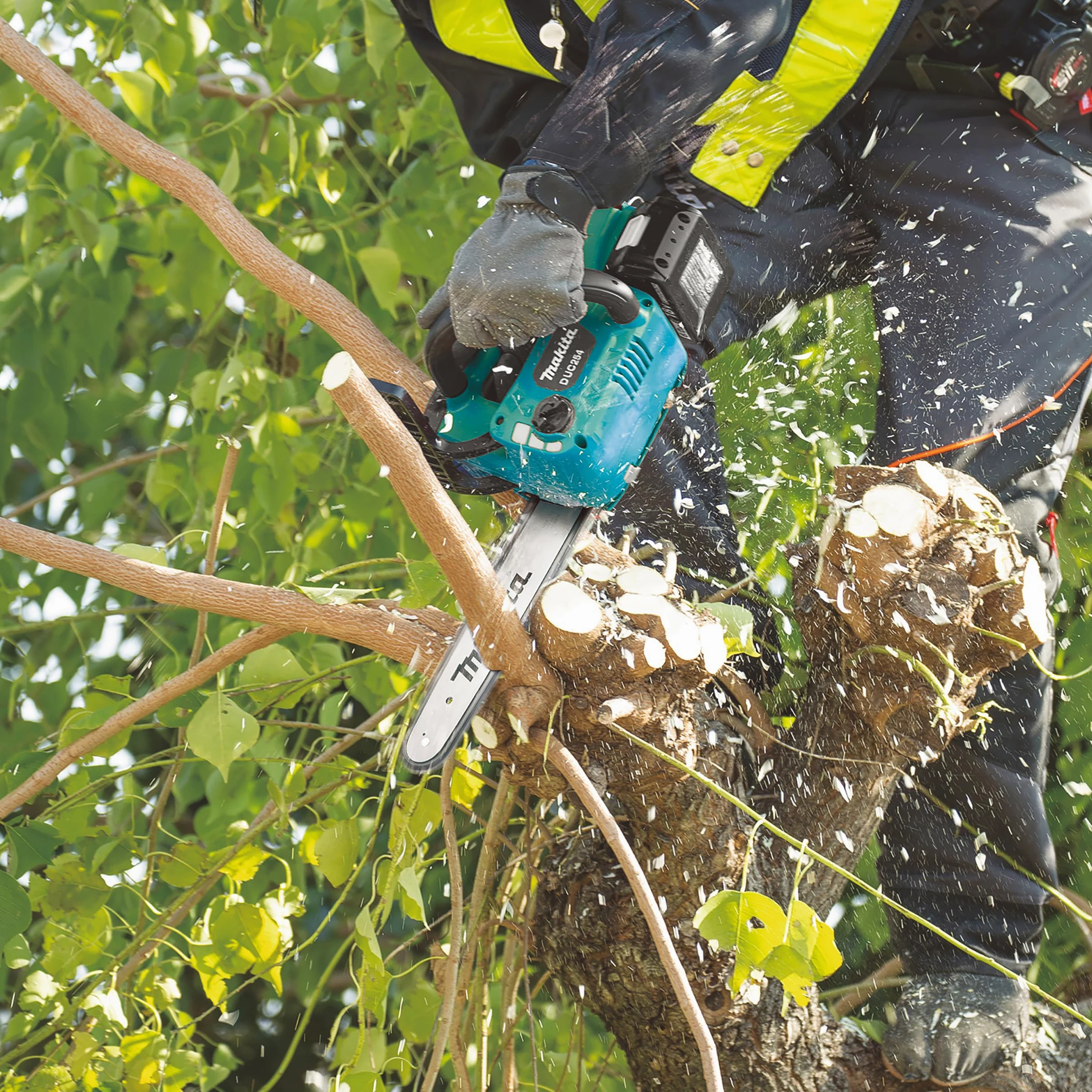 Makita - DUC254CZ - Sierra de cadena a batería 18V para poda carving