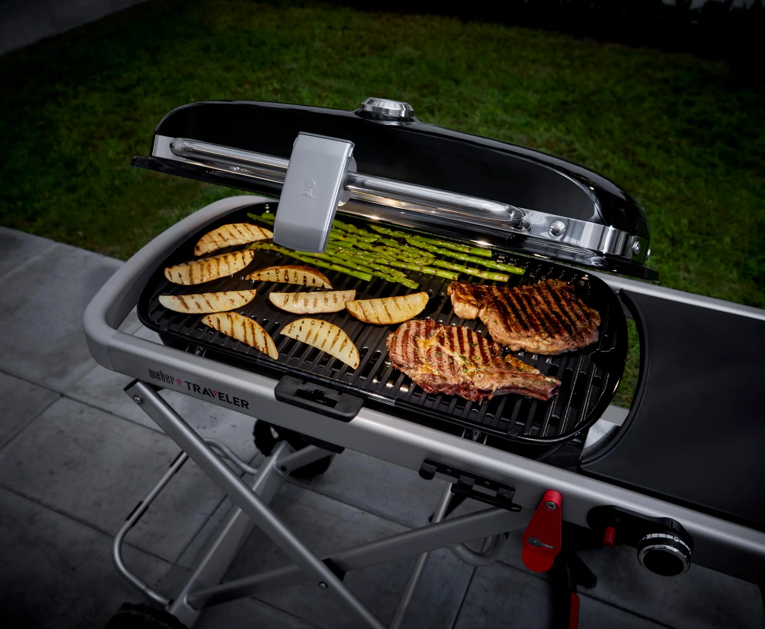 Weber Traveler & Lumin Grill 'N Go Light - Luz LED con mango con sensor de movimiento, función de linterna desmontable, fácil montaje