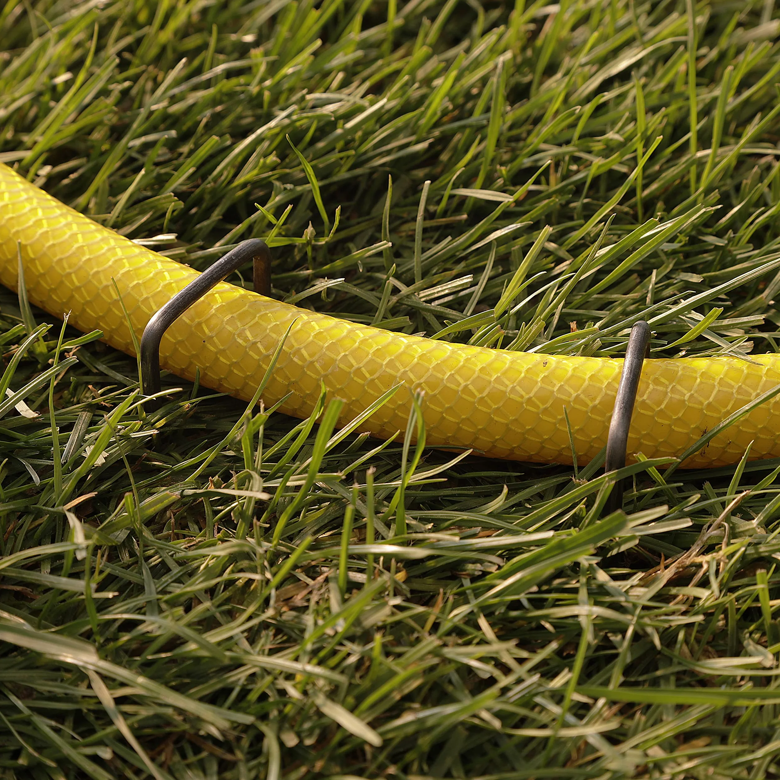 GardenMate Paquete de 50 Pinzas de Seguridad de jardín de Acero Multiusos en Forma de U de 150 mm, Ideales para asegurar Tela de Malas Hierbas, Tela de Paisaje, Redes, láminas de Suelo y Forro Polar,