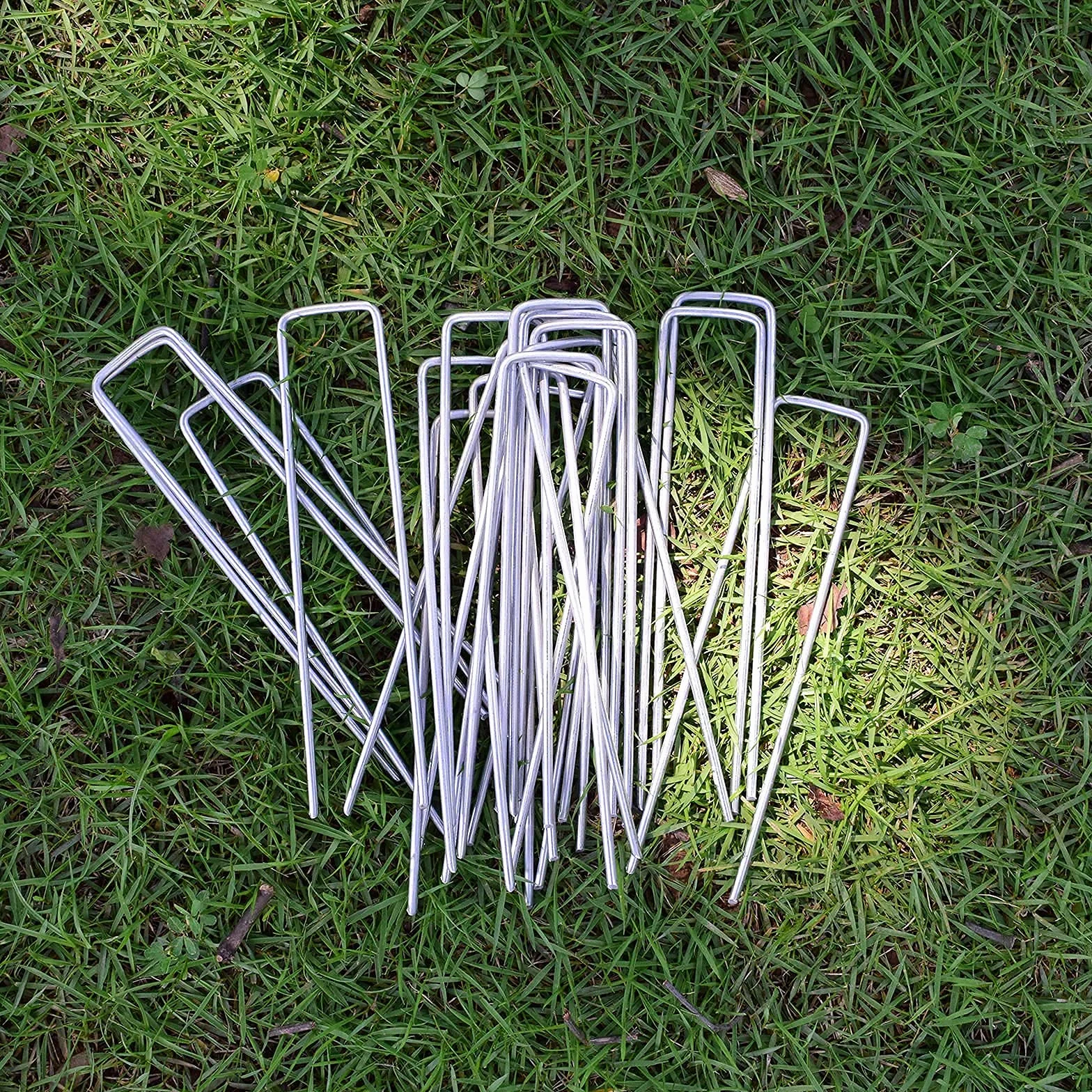 50 pinzas de jardín de acero galvanizado para tela de barrera de malezas y riego por goteo de cubierta de suelo, clavijas de seguridad de jardín en forma de U de 6 pulgadas, plateadas
