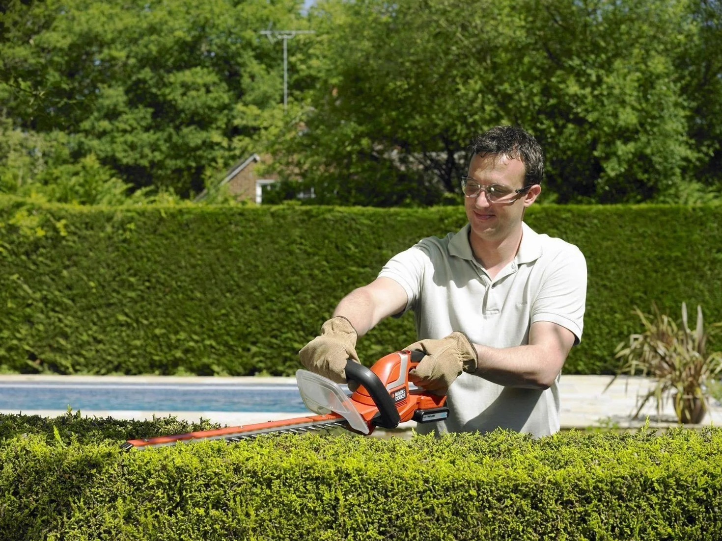 BLACK+DECKER Cortasetos 18V con Batería Litio de 2.0Ah y Espada de 45cm 18mm Tiene Espacio Entre Dientes con 18 Niveles de Potencia, GTC1845L20