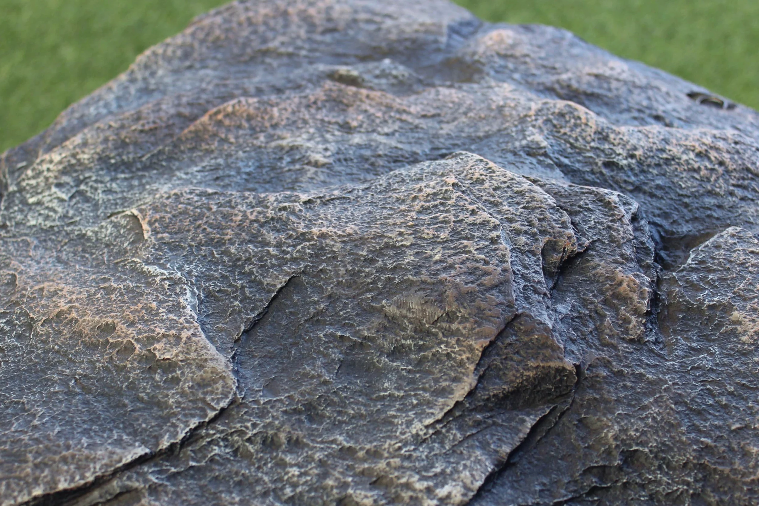 Garaje para robot cortacésped con aspecto de piedra, diseño de cubierta, 58 x 72 x 51 cm, polirresina, gris, rocas de jardín