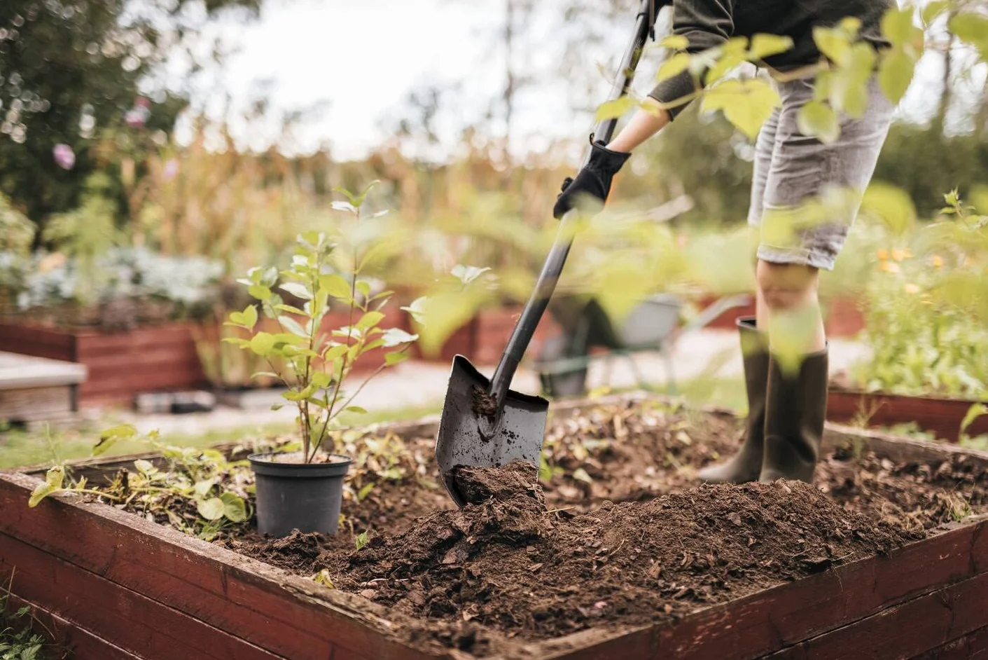Fiskars Pala de jardín, Puntiaguda, Pala para terrenos duros y pedregosos, Longitud: 125 cm, Acero al boro de calidad, Gris/negro, Ergonomic, 1070639