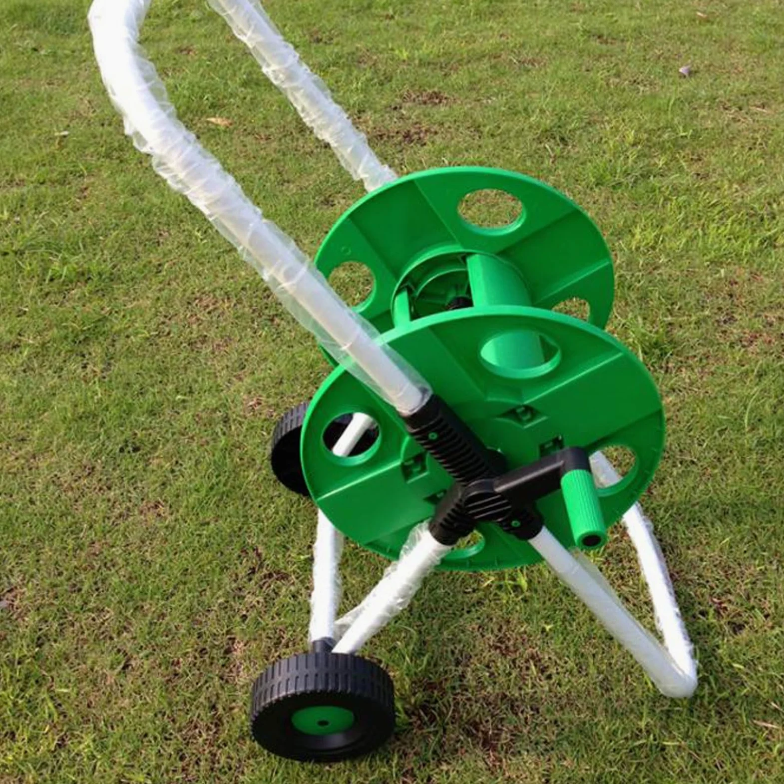 Soporte para manguera de agua resistente, carrito para carrete de manguera de jardín con guía de manguera integrada, soporte móvil con ruedas, capacidad para manguera de 50 m (164 pies) y 1/2", cons