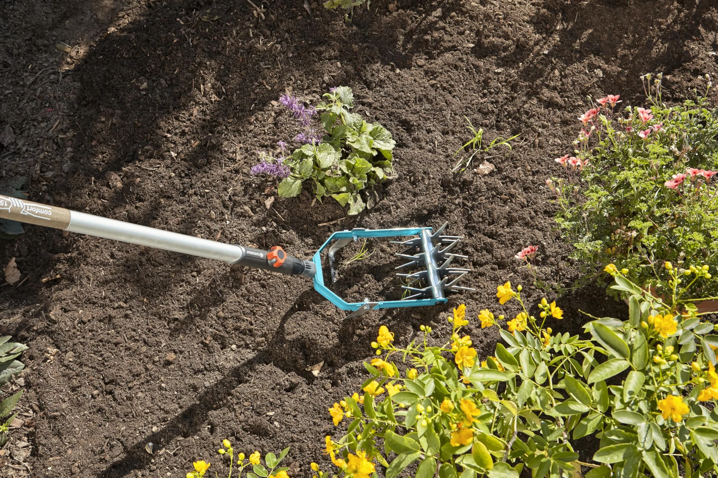 Desterronador-escardilla combisystem Gardena: escardilla para mullir y preparar siembra, ancho 14 cm, acero de calidad, recubierta con plástico termoestable, ruedas en estrella galvanizadas (3195-20)