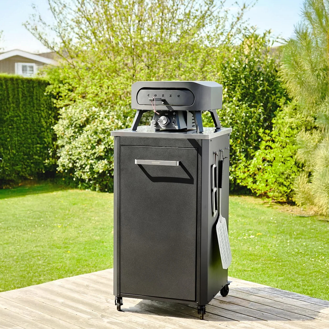 Cozze® | Cocina Exterior 60 Alta H110 cm | Encimera de Acero Inoxidable SS430 | Diseño Modular | 1 Puerta con Soporte para bombona | 6 Ganchos | Ruedas Ø75 mm | Estructura de Acero Lacado Negro
