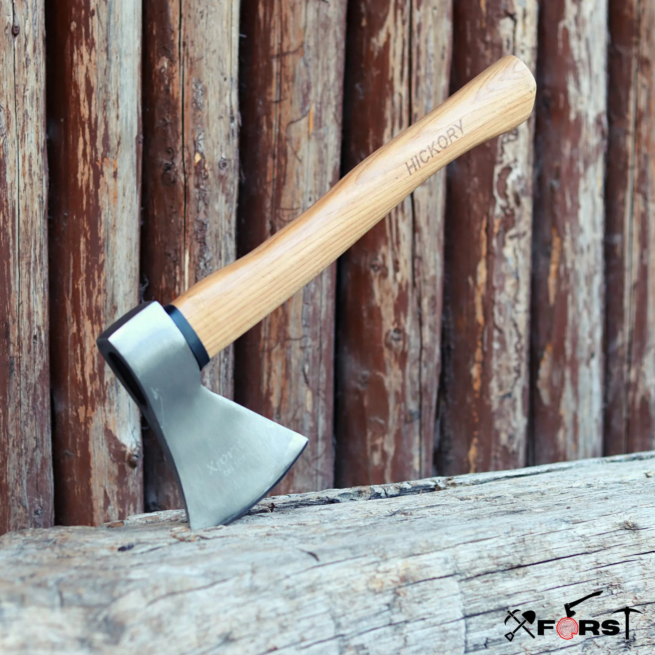 Xforst Hacha de Mano para Leña, Camping y Jardín, Hoja de Acero al Carbono con Mango de Madera de Hickory, Cabeza 800 g, 40,5 cm, Conforme a DIN 5131 y TÜV/GS, con Funda Protectora, X-UW800C
