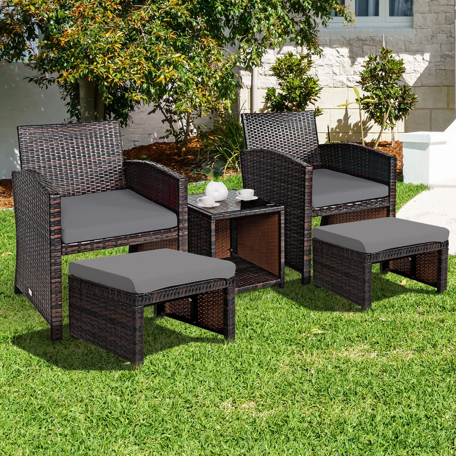 GOPLUS Mobiliario de jardín de 5 piezas, de ratán sintético, conjunto de muebles de jardín compuesto por 1 mesa, 2 sillas y 2 otomanas, cojines con funda extraíble y lavable, bar, terraza (gris)