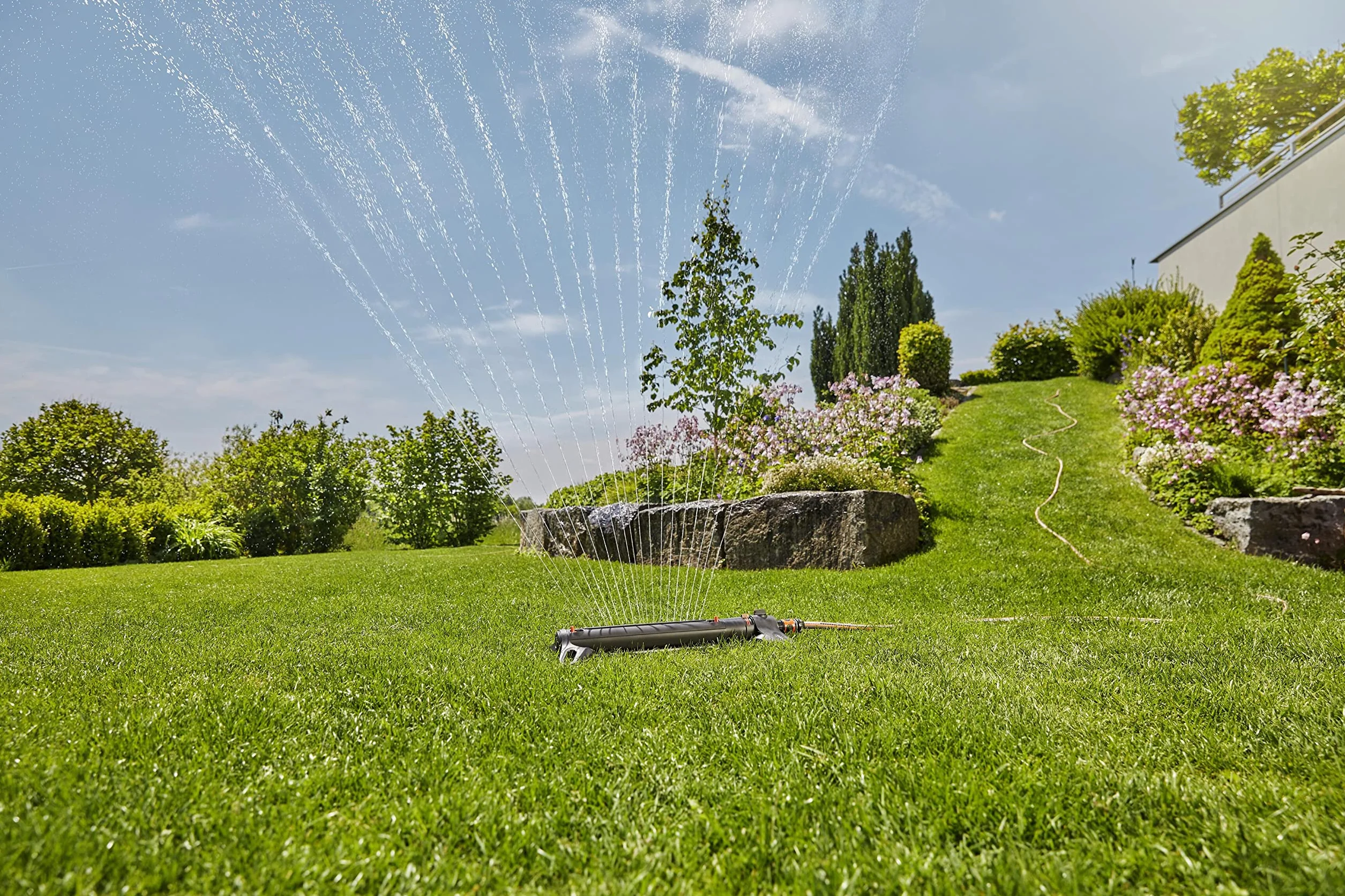 Aspersor oscilante Gardena AquaZoom L: aspersor para regar superficies de entre 28 y 350 m², radio de alcance 7-21 m, amplitud de riego 4-17 m, filtro de metal integrado (18714-20)