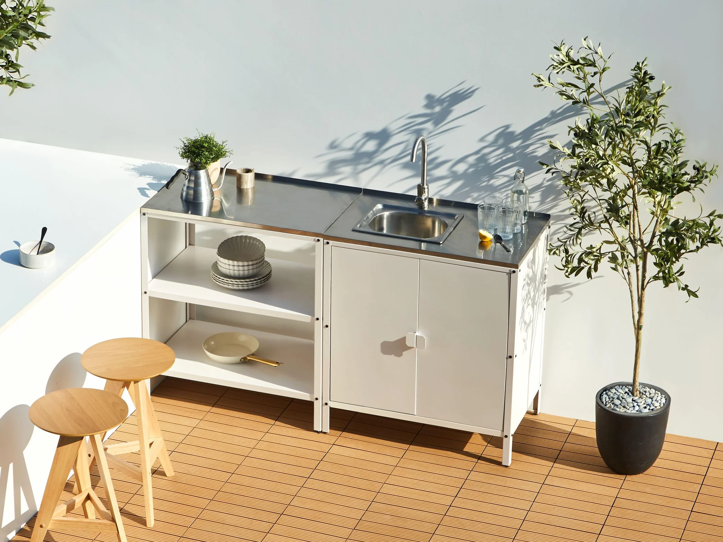 Beliani Conjunto de Cocina 2 Piezas de Exterior Acero Inoxidable Isla de Cocina y Armario con Fregadero Monomando Blanco Vilama