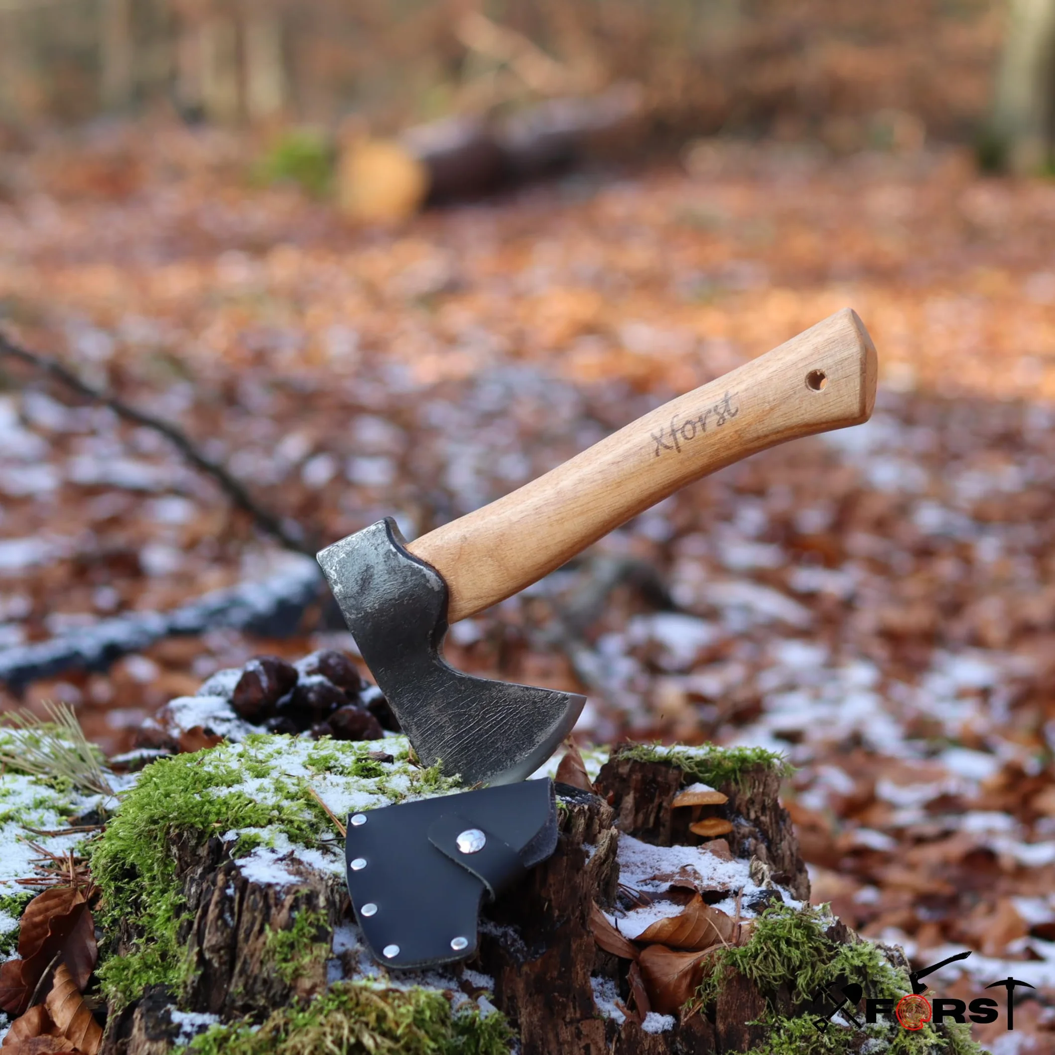 Xforst Hacha vikinga AG1Black, mango de nogal + protecciónde corte auténtica