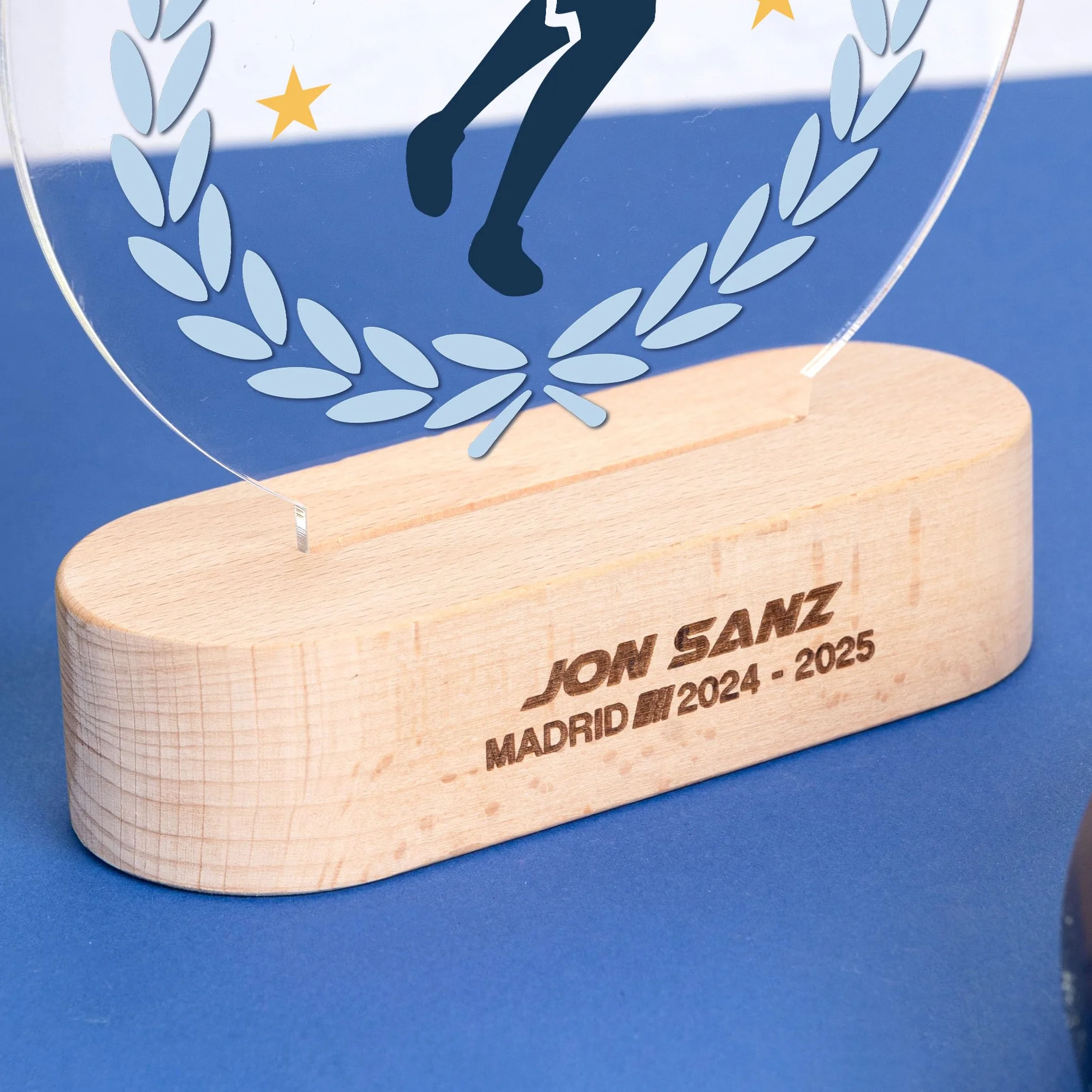 Trofeo Personalizado con Foto y Texto Placa de Metacrilato Impresa a Color Base de Madera Natural