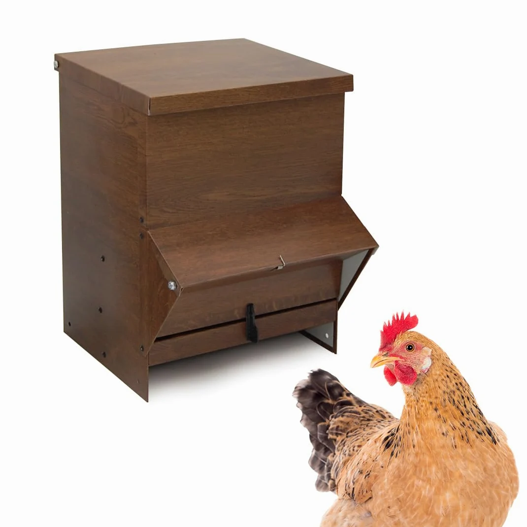 Tolva para Aves de Corral - Chapa Imitación Madera, Muy Estética en tu Aviario - Comedero para Gallinas Capacidad 20L - con Visera Antilluvia para Proteger el Pienso