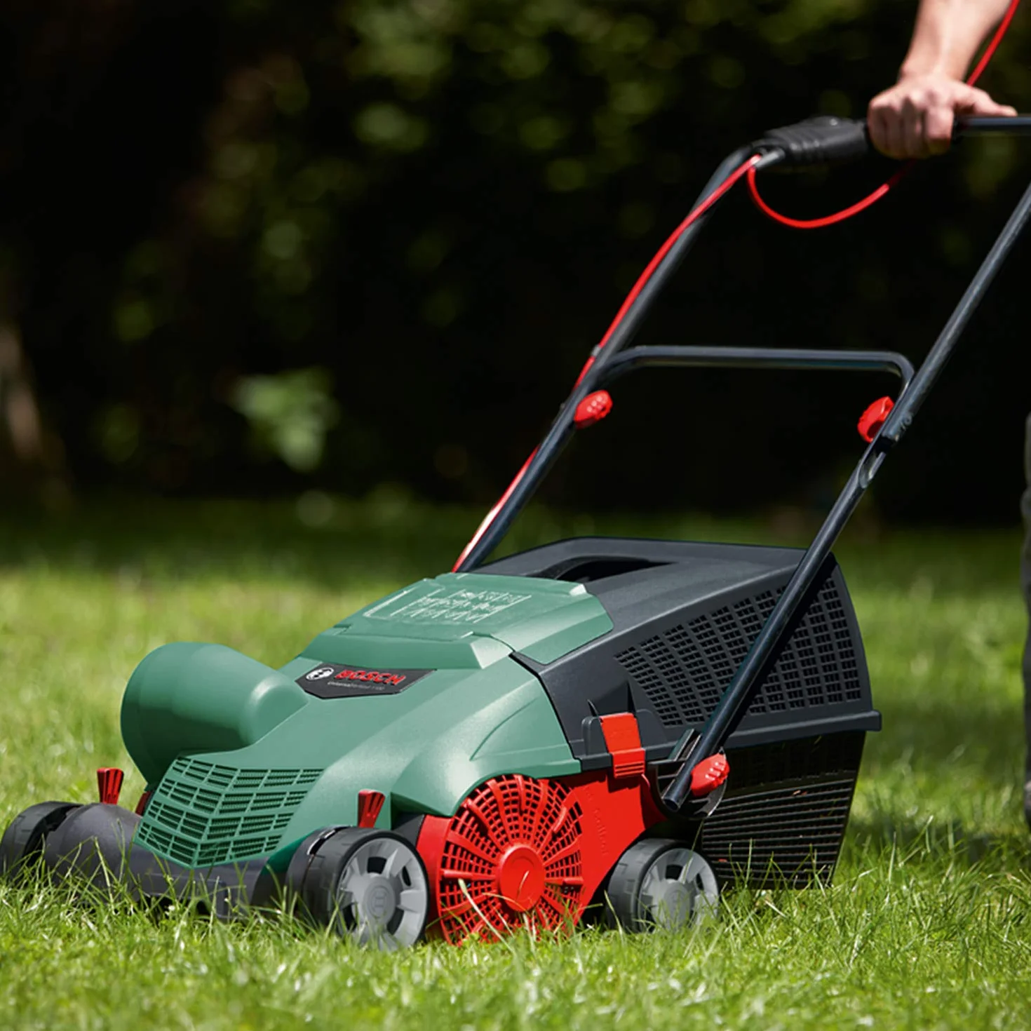 Bosch escarificador eléctrico UniversalVerticut 1100 (1100 W, Anchura de Funcionamiento: 32 cm, Capacidad de la Caja colectora: 50 l, en Caja)