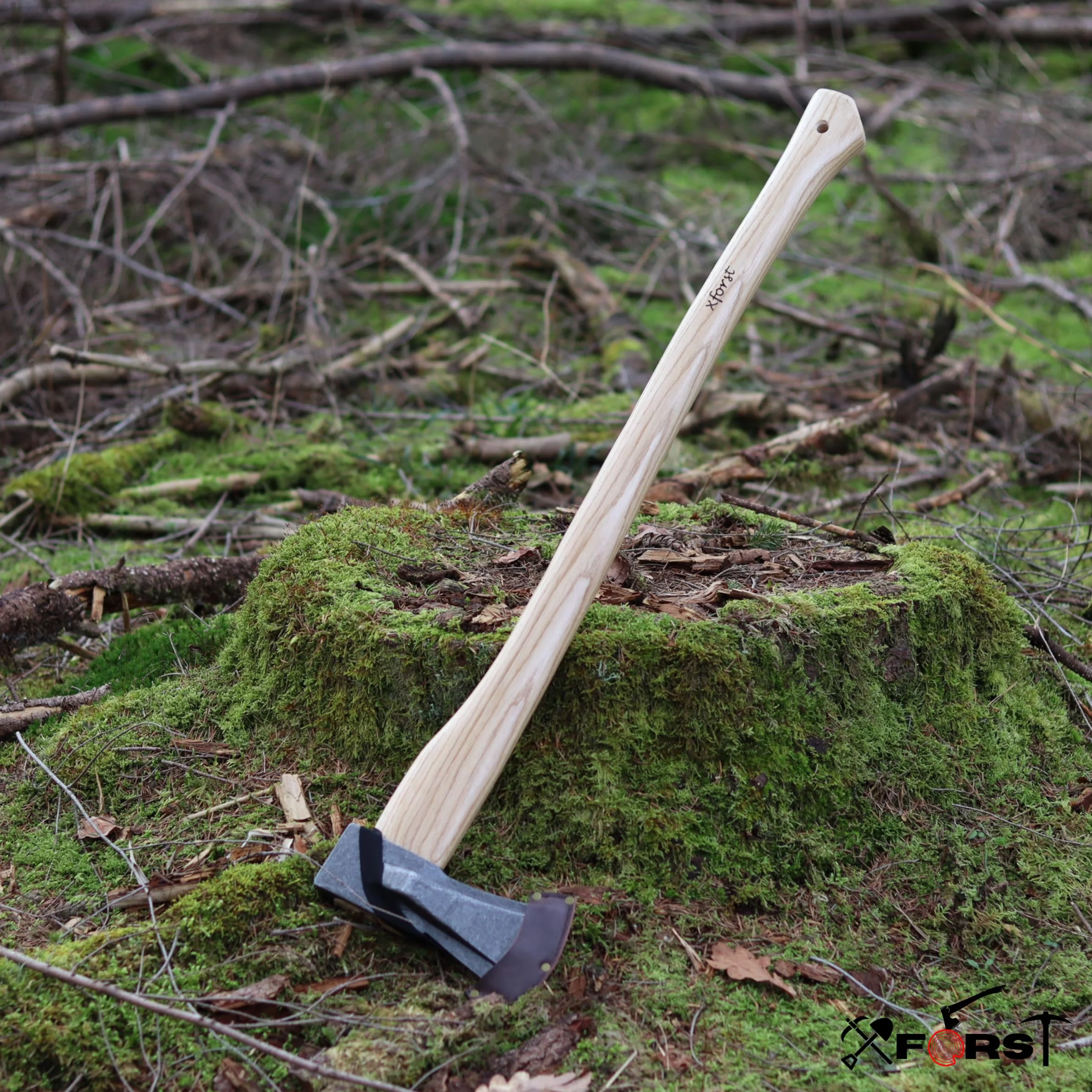 Hacha Xforst Vizcaina con Mango de Madera de 80 cm y una Hoja de Acero al Carbono Pulido de 2,6 kg. Incluye una Funda de Cuero marrón. Modelo X-UW12M