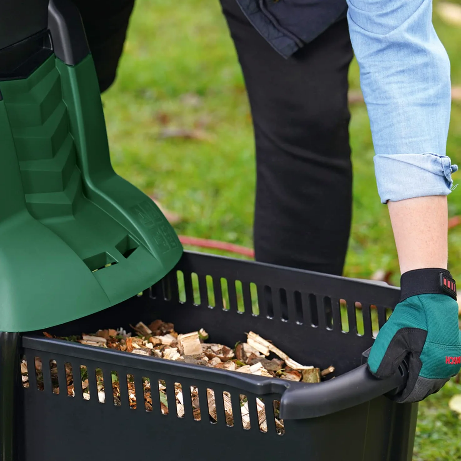 Bosch desmenuzadora silenciosa de jardín AXT 22 D | 2200 W; apta para madera, setos y zarzas; caja de recogida integrada de 53 L