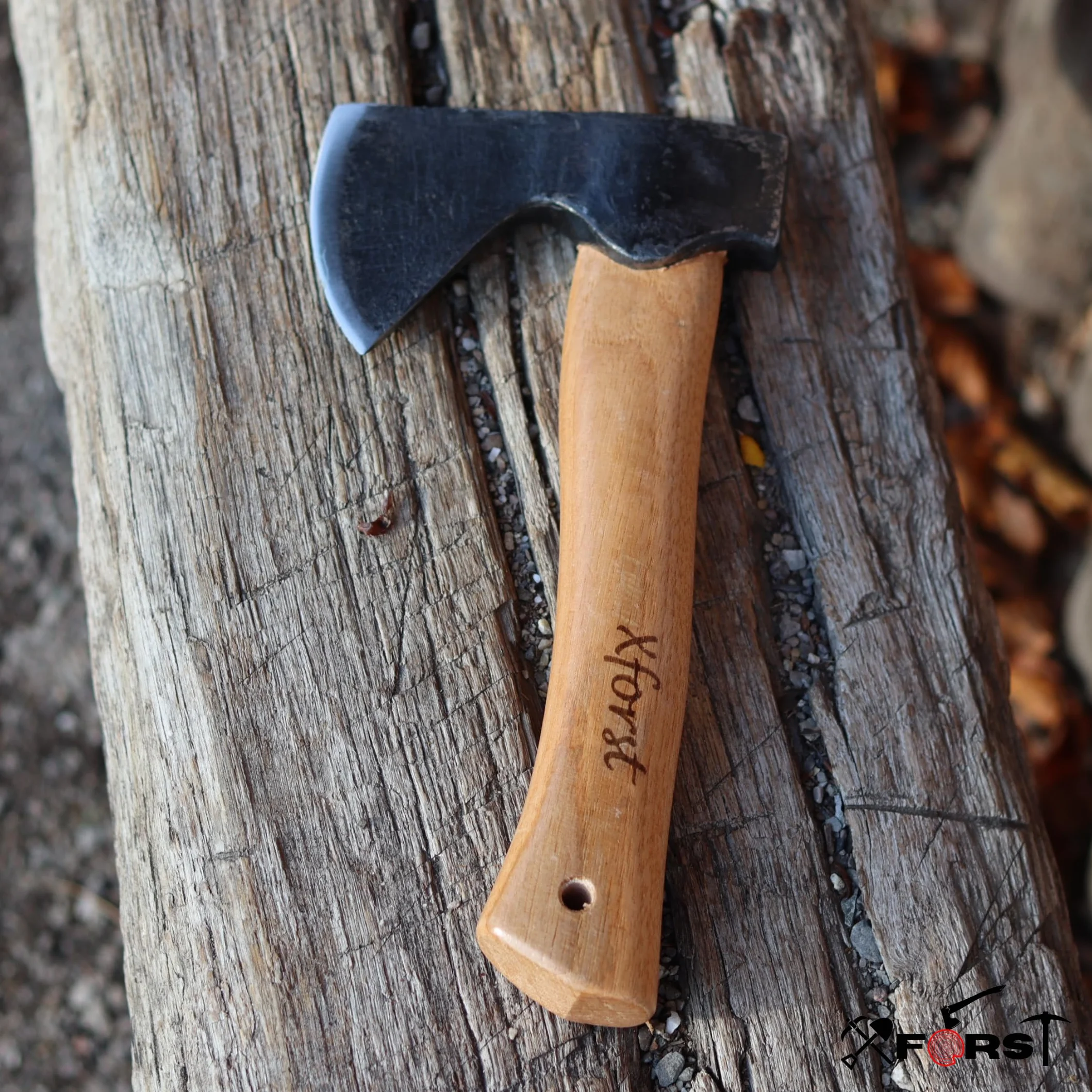 Xforst Hacha vikinga AG1Black, mango de nogal + protecciónde corte auténtica
