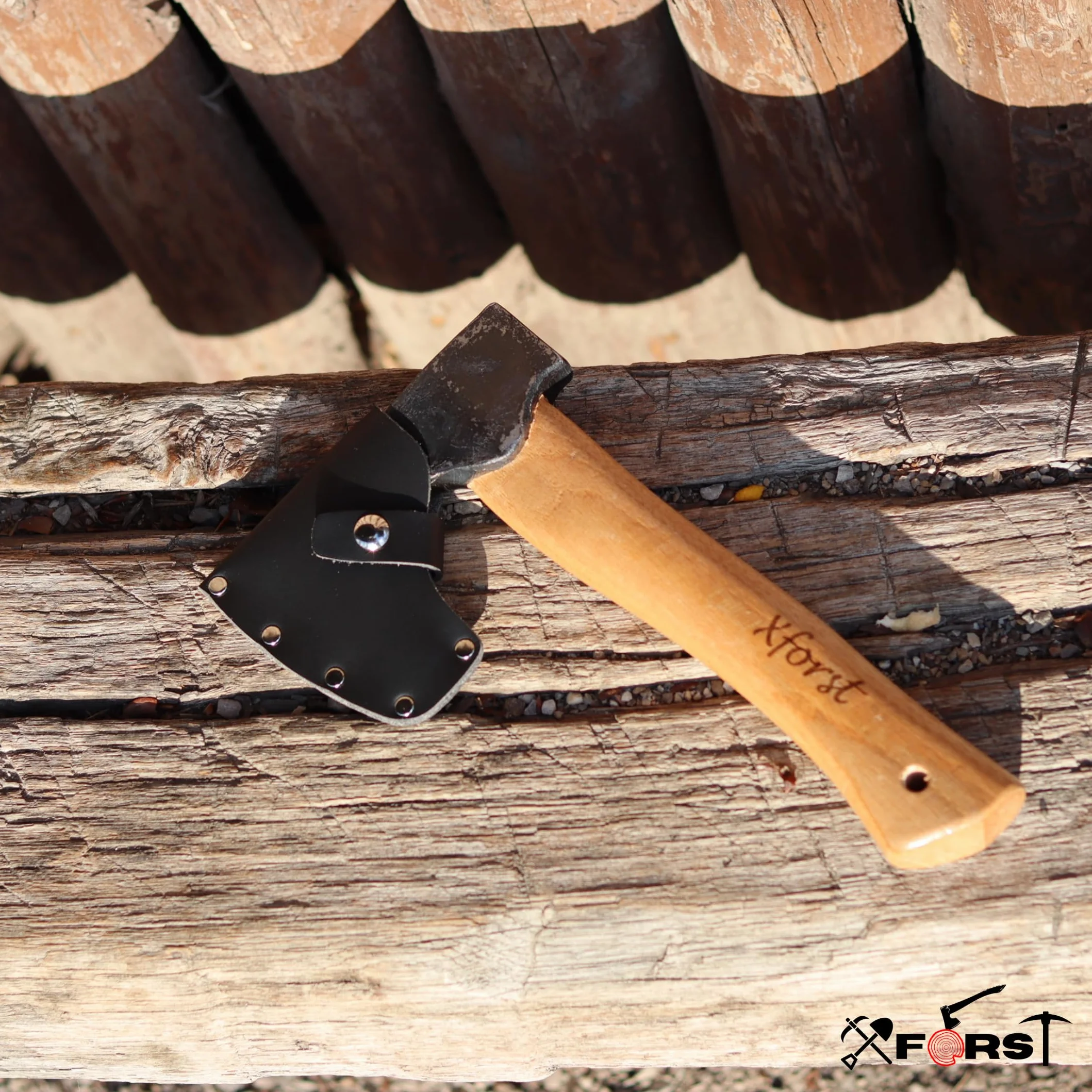 Xforst Hacha vikinga AG1Black, mango de nogal + protecciónde corte auténtica