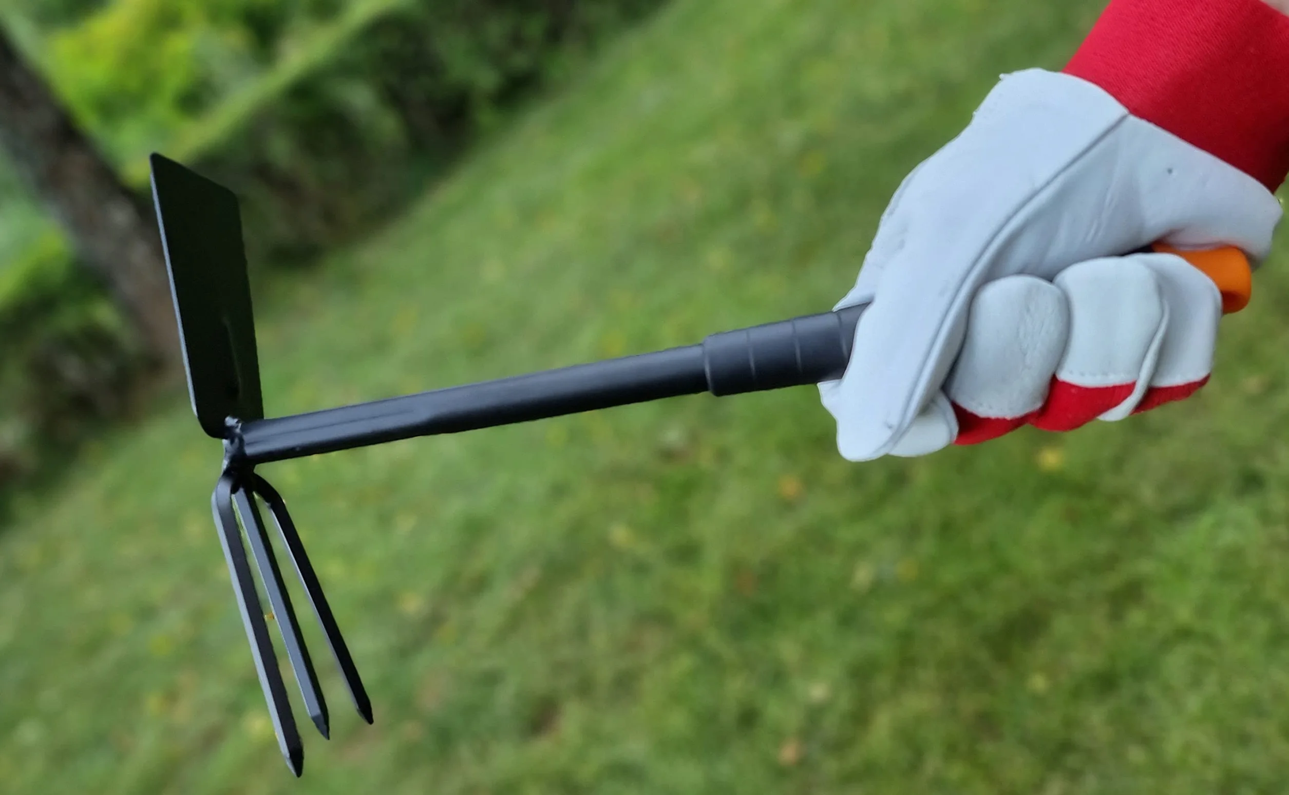 Mivos Azada doble de jardín Tridente para deshuesar y desherbar el suelo - Doble azada con 3 dientes - Azada de dos cabezas de metal para trasplante - Ancho 7 cm