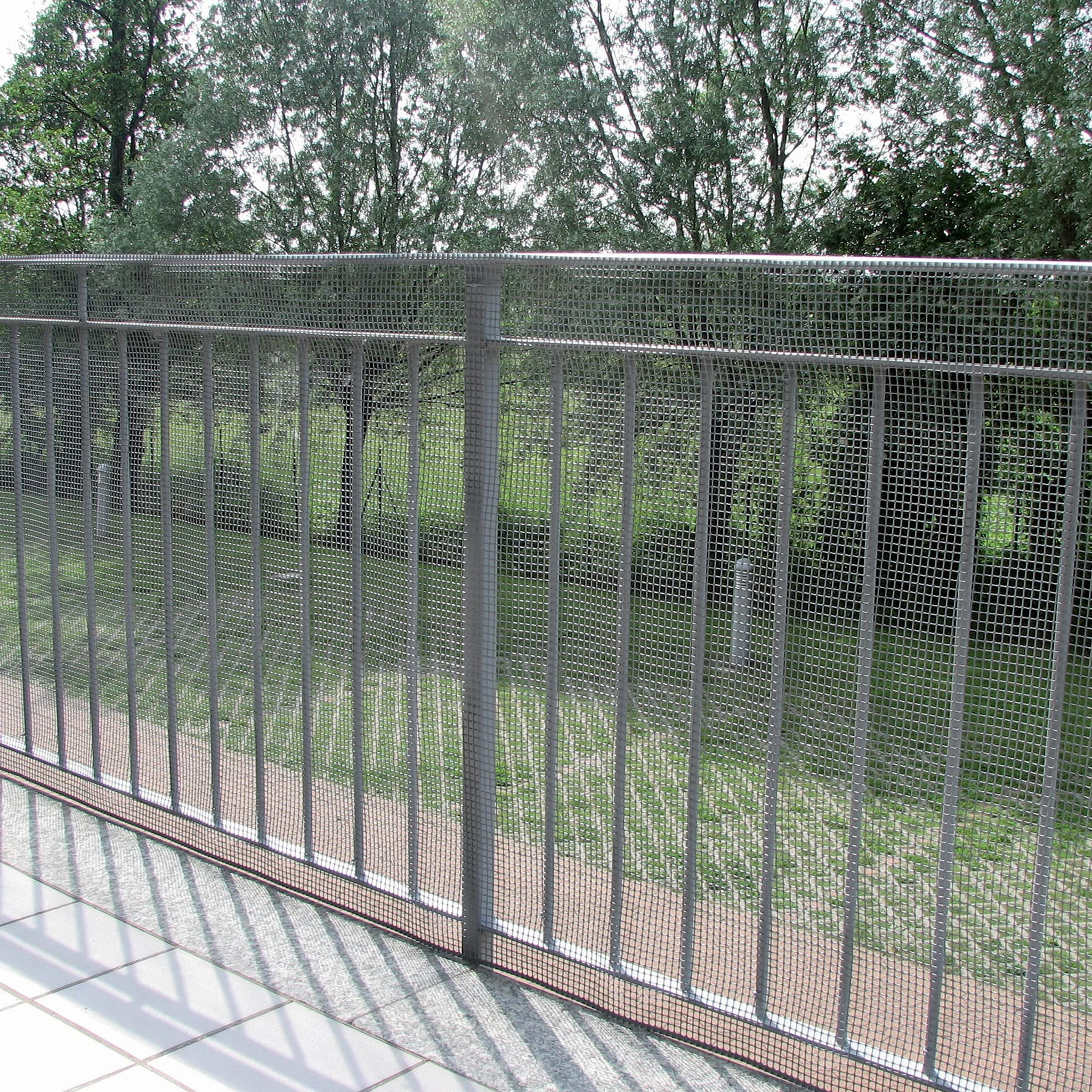 TENAX Malla de Plástico Quadra 10 Plata 1,00x10 m, Malla Protectora Multiuso para Balcones, Vallas y Cercados