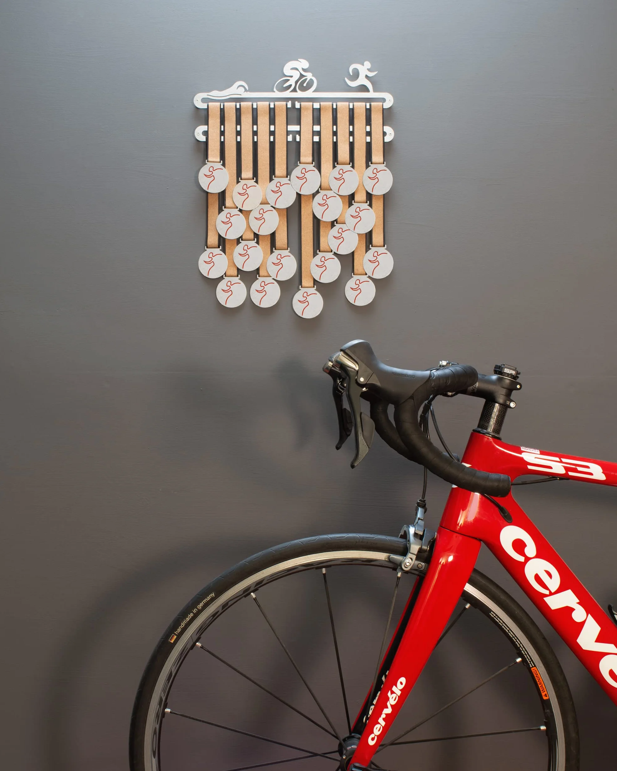 Ironman Triathlon Medal Holder Display - Porta medallas Acero Inoxidable Cepillado con Doble Gancho